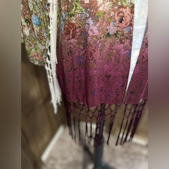 GIMMICKS by BKE Floral Fringe Kimono. - Picture 3 of 10
